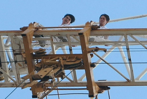 פועלים סינים על עגורן באתר בנייה בפתח תקווה. אוכלוסייה מוחלשת