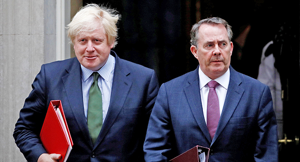 מימין: שר המסחר הבריטי ליאם פוקס ושר החוץ בוריס ג'ונסון