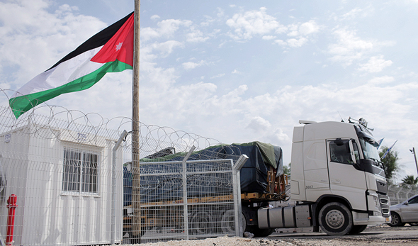 מעבר הגבול בין ירדן לישראל. מערכת היחסים הכלכלית מעוררת זעם בקרב רבים מתושבי ירדן 