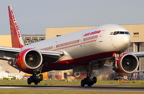  כאן היא הקברניט. בואינג 777 של אייר אינדיה, צילום: Flickr / Darryl Morrelll