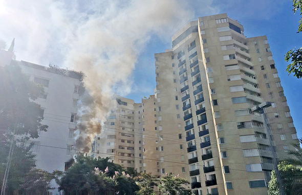 שריפה בבניין ברחוב חנקין, צילום: יונתן קסלר