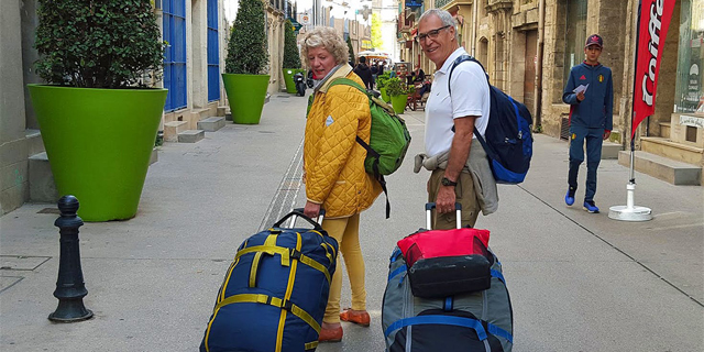 זוג הפנסיונרים הזה מטייל בעולם כבר 4 שנים וישן רק בדירות Airbnb