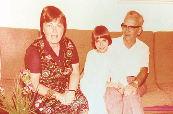1977. מיכל הלפרין בת ה-11 עם הוריה הנס וחנה, בבית המשפחה בירושלים
