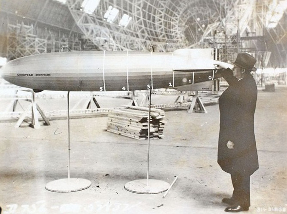 קרל ארנשטיין, לצד דגם של ספינה שתכנן