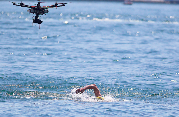 רחפן מצלם תחרות שחייה , צילום: איי פי