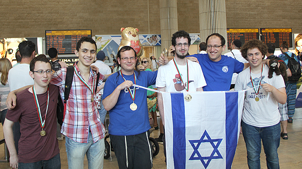 נבחרת ישראל בנתב"ג לאחר התחרות. מימין: ליעם, לב, אמוץ, עשהאל, עמרי, ניצן