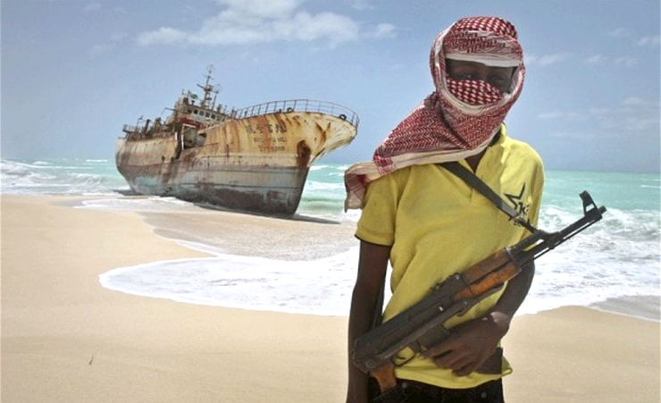 זה יכול היה להיגמר כך. פיראט בחופי סומליה על רקע תמונת אניה קוריאנית שנשדדה ונסחפה לחוף, צילום: AP