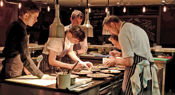השף גיימס נאפט (מימין) וצוות מסעדת Kitchen Table בלונדון
