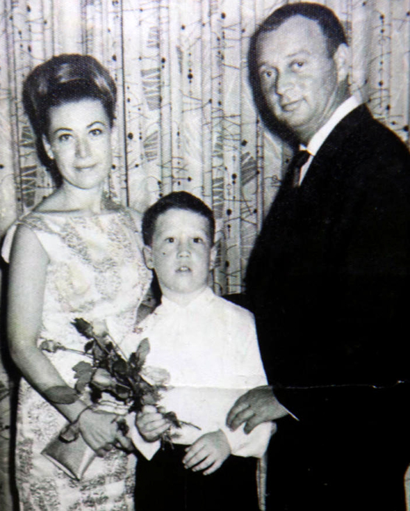 1963. יואב גלנט, בן 5, עם אביו מיכאל ואמו פרומה באירוע משפחתי, צילום רפרודוקציה: נמרוד גליקמן