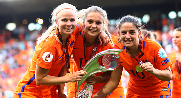 נבחרת הולנד חוגגת את הזכייה ביורו 2017