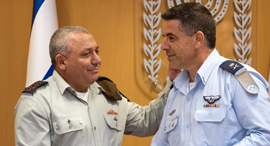 מימין: מפקד חיל האוויר החדש אלוף עמיקם נורקין עם הרמטכ"ל רב-אלוף גדי איזנקוט 