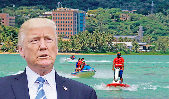 נשיא ארה"ב דונלד טראמפ, על רקע החוף באי גואם