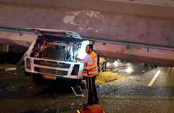 המשאית שפגעה בגשר ונמחצה על ידו