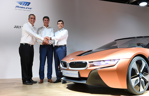 מימין: מייסד מובילאיי אמנון שעשוע, מנכ"ל BMW הרולד קרוגר ומנכ"ל אינטל בריאן קרזניץ