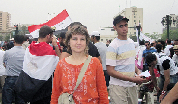 טופקצ'י בהפגנה בקהיר ב־2011. "גדלתי בתקופה של צנזורה בטורקיה. הייתי בטוחה שהאינטרנט ישנה הכל" 