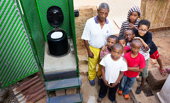 השירותים של לוואט באנטננריבו, מדגסקר. לרוב התושבים אין מערכות ביוב מודרניות בבתים 