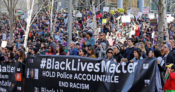 צעדת Black Lives Matter בסיאטל, אפריל 2017. מערכת הבחירות הביאה לשיא את המתח הבין־גזעי 