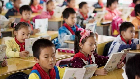 תלמידים סינים בכיתה. הלחץ למצויינות מתחיל מרגע הלידה