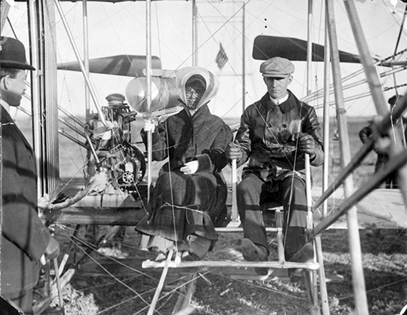 קת'רין רייט, יושבת לצד ווילבור באחד המטוסים הראשונים של האחים