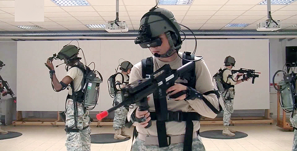 חיילי ארה"ב מתנסים בסימולטור VR