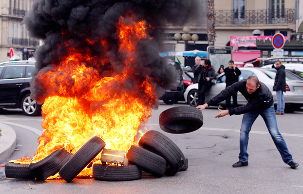 מחאה של נהגי מוניות בצרפת נגד כניסת אובר, 2015. "מדיניות של התנערות" 