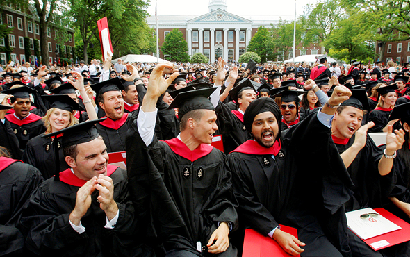 בוגרי הרווארד הם מהאנשים בעלי המשכורות הגבוהות ביותר בארה"ב. לפי האוניברסיטה 70% מהם מקבלים סיוע כספי כלשהו, צילום: רויטרס
