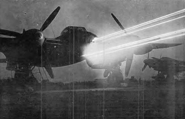 מטוס מוסקיטו בניסוי ירי על הקרקע, צילום: Forces War Records
