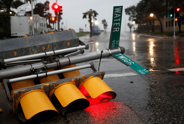 רמזור תנועה שנפל בעקבות הוריקן הארווי, צילום: רויטרס