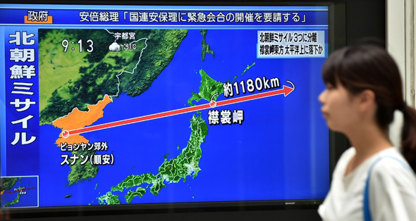 הטלוויזיה היפנית מסקרת את שיגור הטיל מצפון קוריאה