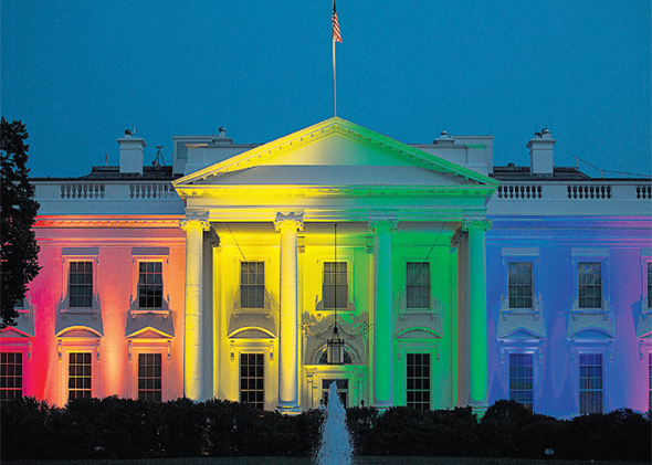 אמריקה הומופובית? הבית הלבן מואר בצבעי הגאווה, צילום: בלומברג