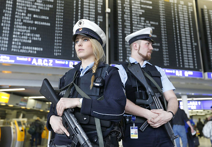 שוטרים בנמל התעופה בפרנקפורט