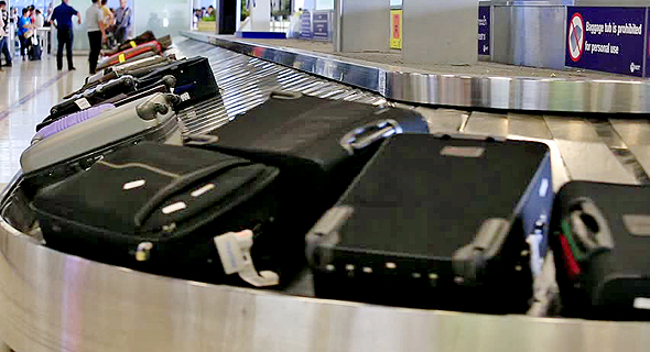 מזוודות שחורות מסוע שדה תעופה נמל תעופה, צילום: שאטרסטוק