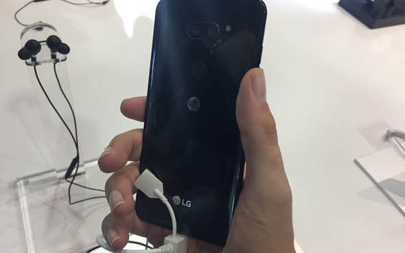 LG V30 פאבלט 3, צילום: עומר כביר