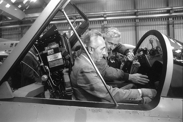 מפקד ח"א עמוס לפידות וראש הממשלה שמעון פרס מתרשמים מהמטוס, 1985