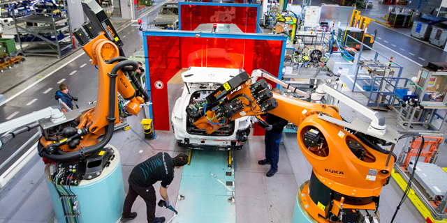 רובוטים במפעל מרצדס, התחום בו צפוי השינוי הגדול ביותר הוא תחום הייצור, צילום: בלומברג