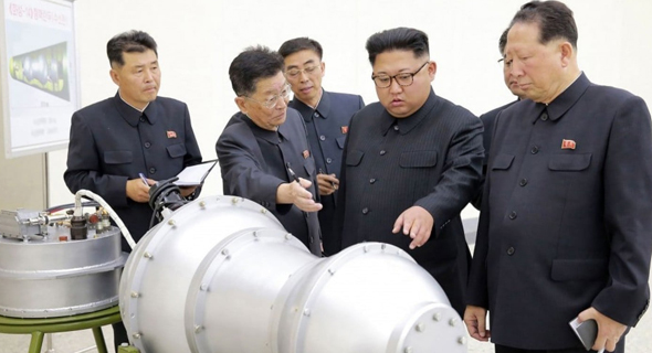 מנהיג צפון קוריאה קים ג'ונג און בוחן מתקן גרעיני