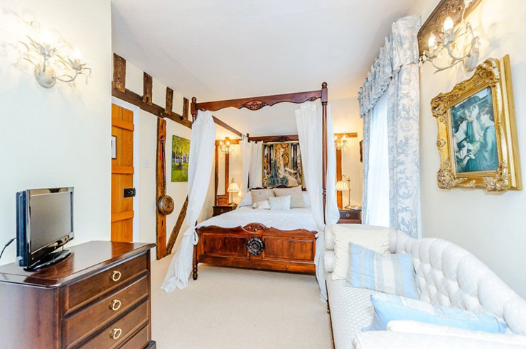 חדר המוצע להשכרה ובו מיטת אפיריון , צילום: CARTER JONAS