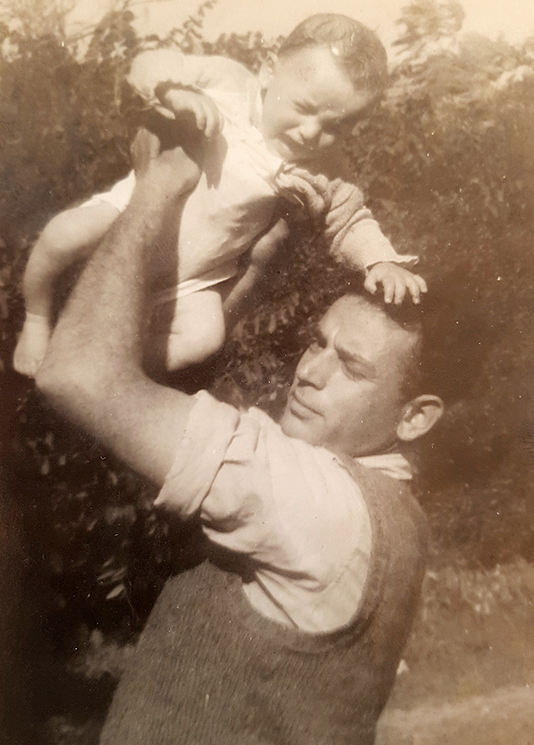 1945. אמנון נויבך בן ה־10 חודשים עם אביו מאיר