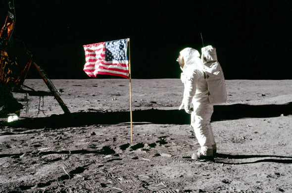 הנחיתה על הירח. מנהיגים לא יכולים להפריך תאוריות קונספירציה באמצעות עובדות, צילום: NASA