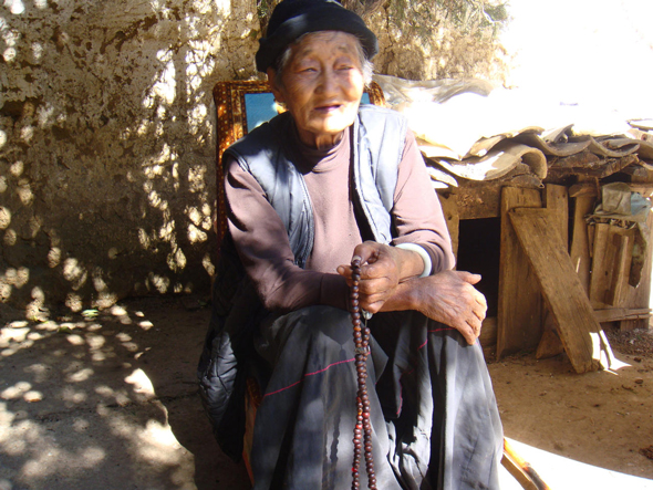אחת הסבתות השולטות בשבט בחצר ביתה