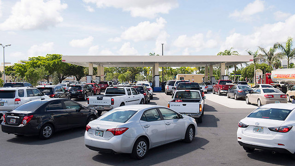 תושבים בתור לתחנת דלק בפלורידה, צילום: איי אף פי