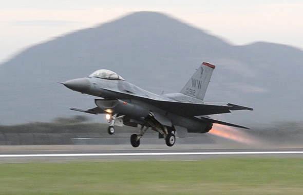 מטוס F16 ממריא ללא חימוש