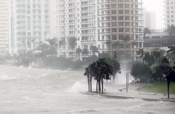 סופה הוריקן ב ביסקיין ביי פלורידה