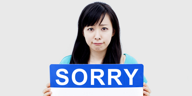 עכשיו זה רשמי: נשים מתנצלות יותר מגברים