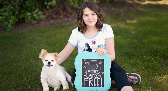 אמילי ווייטהד, הילדה הראשונה שהחלימה מלוקמיה בטיפול קארים. "מרגשת אותי עד דמעות", צילום: emilywhitehead.com