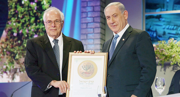 פרופ' אשחר מקבל את פרס ישראל, 2015. "לזכותו ייאמר שלא הפסיק להאמין בשיטת הטיפול"