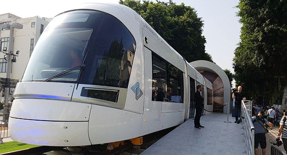 קרון הדמה של הרכבת הקלה שהוצב בשדרות רוטשילד בתל אביב