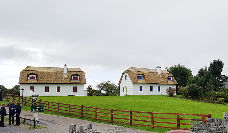 שני בתים ישנים עם גגות מקש