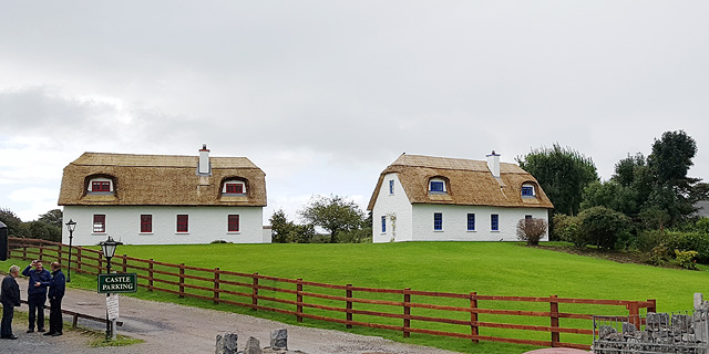 שני בתים ישנים עם גגות מקש, צילום: דוד הכהן