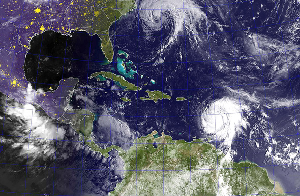 הוריקן מריה (למטה) מכה בקאריביים, צילום: אי פי איי